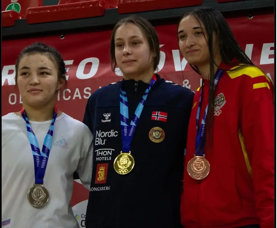 LUCHA: 2 oros, 3 platas y 1 bronce entre el internacional de lucha.